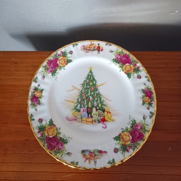 Vintage Royal Albert Christmas Magic 10 and 3/4 inch Bone China Plate 1990 - Picture 4 of 4